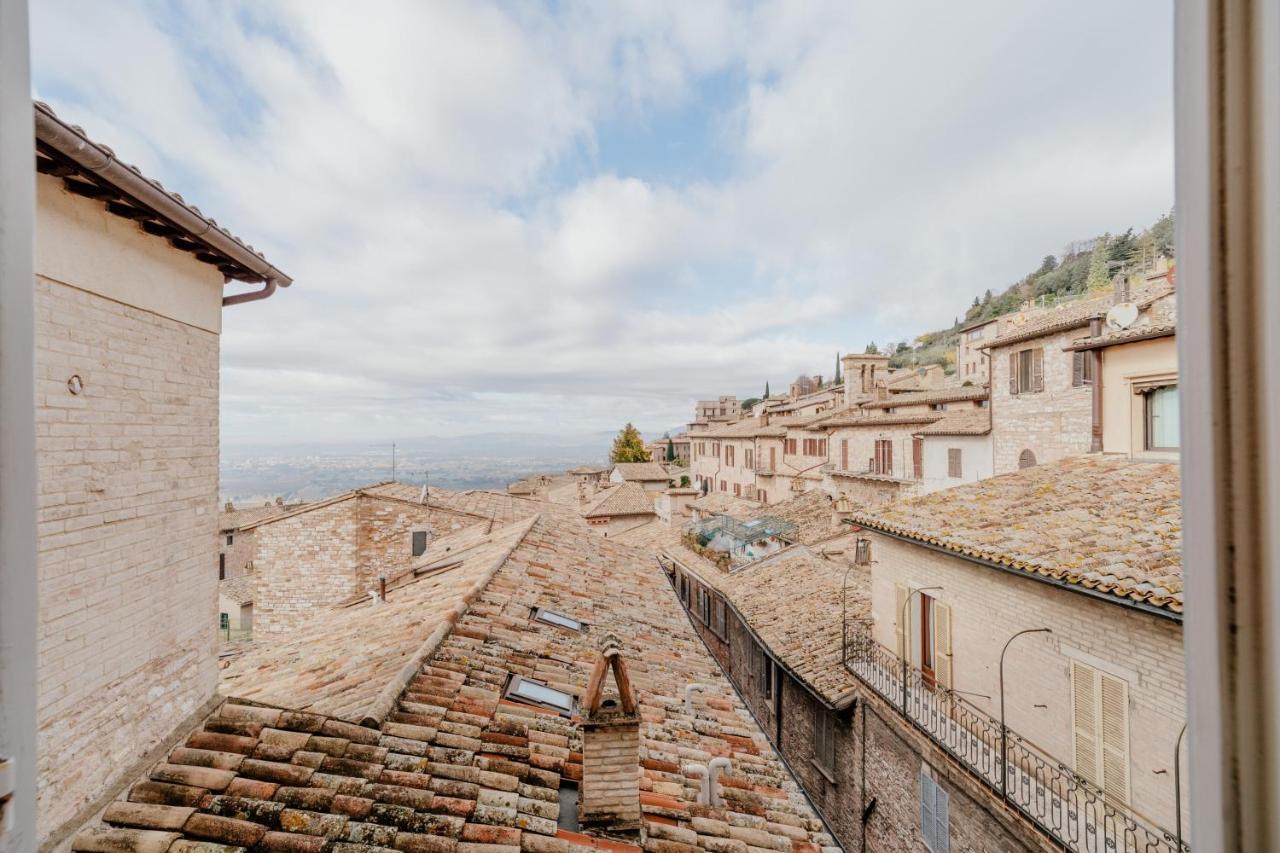 Sotto Gli Affreschi Del 1800 Con Colazione Inclusa Assisi Exterior photo